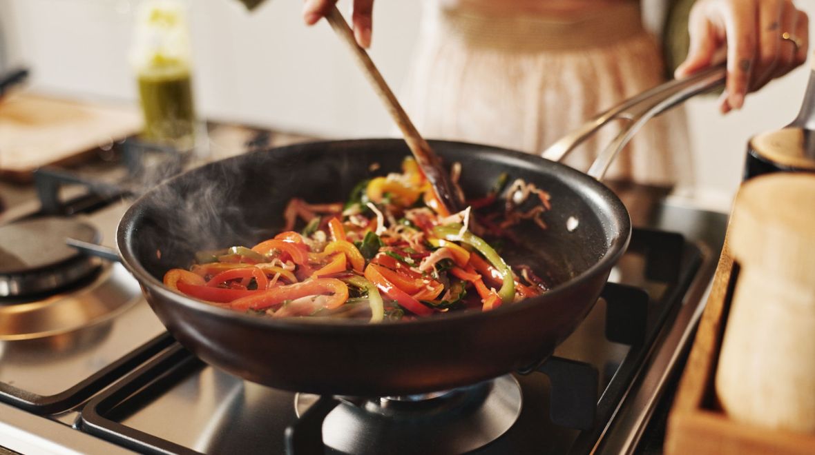 Μήπως τα σκεύη της κουζίνας μεταφέρουν χημικά στο πιάτο σου;