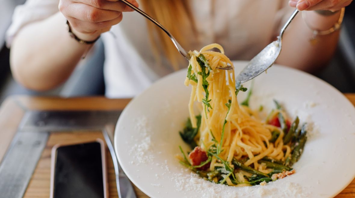 Πώς να μειώσεις την αύξηση του σακχάρου στο αίμα αμέσως μετά το φαγητό