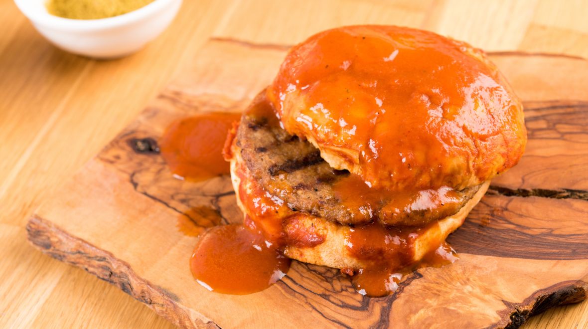 Islak Hamburger: Το «υγρό» μπέργκερ από την Κωσταντινούπολη που έγινε viral 