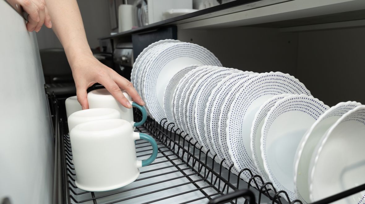 Ο λόγος που πρέπει να αποθηκεύονται ανάποδα οι κούπες και τα ποτήρια