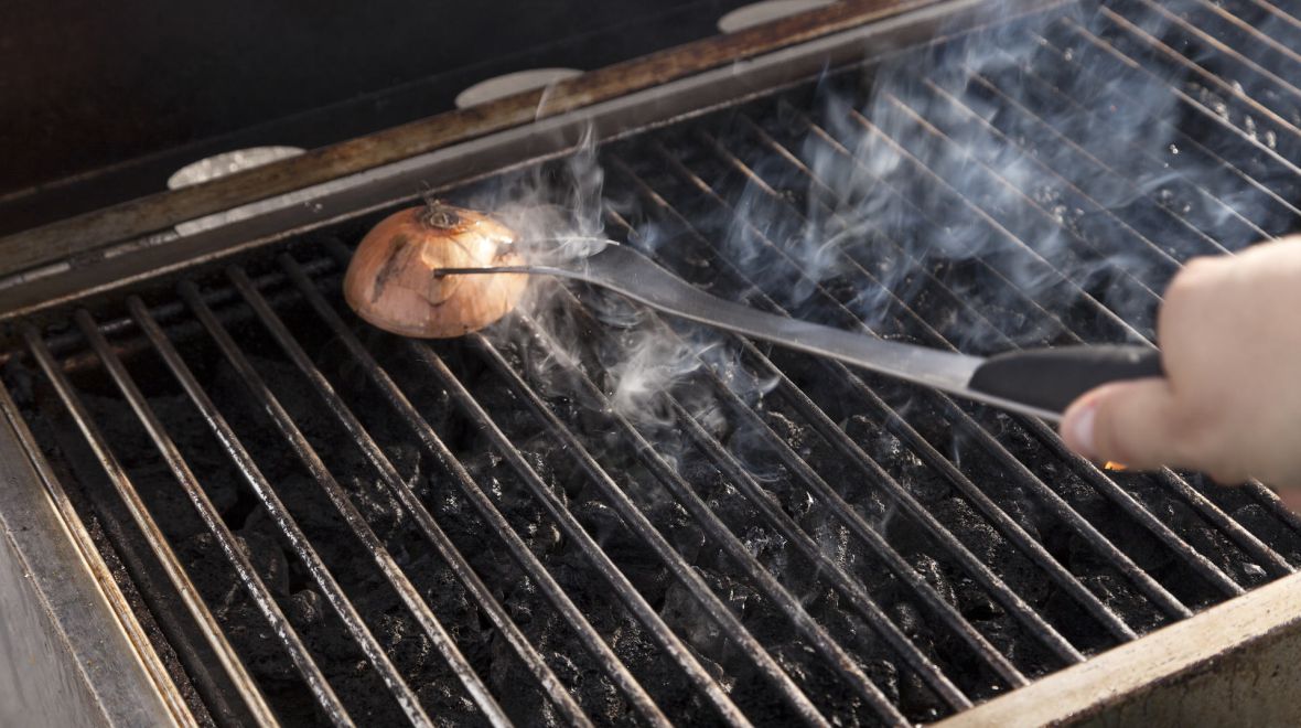 Γιατί αξίζει να περάσεις μισό κρεμμύδι από το καυτό γκριλ