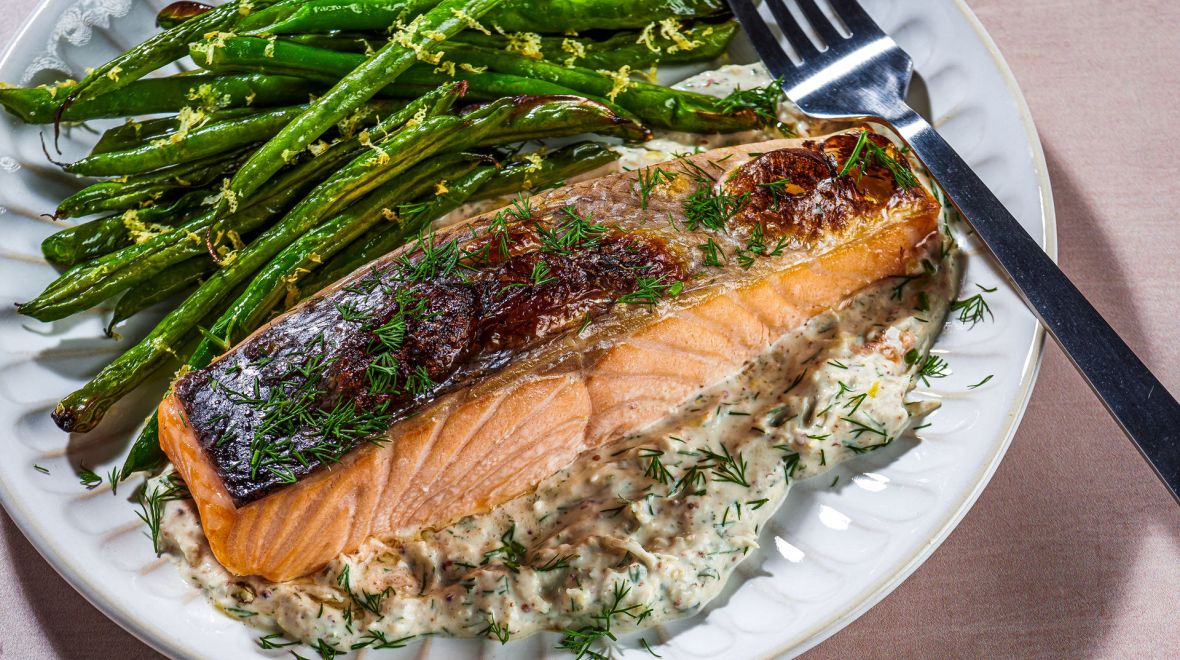 Πρέπει να αφαιρούμε την πέτσα του σολομού πριν το μαγείρεμα;