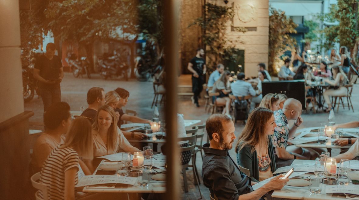 Πλατεία Αγίων Θεοδώρων: Πού να βγεις για καφέ, πρωινό, φαγητό και ποτό