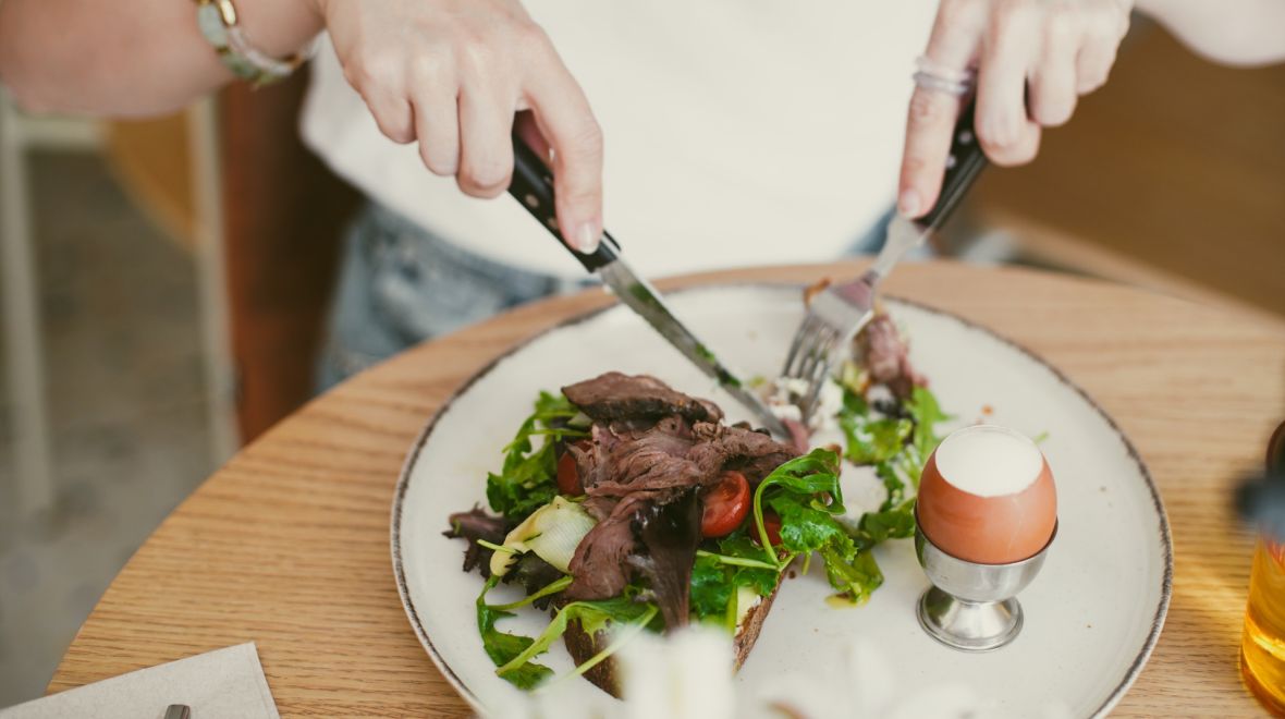 Όσοι τρώνε περισσότερο κρέας ζούνε μέχρι τα 100, υποστηρίζει νέα μελέτη