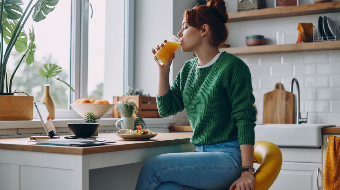 Τελικά μήπως ο χυμός πορτοκαλιού δεν βοηθά στο κρυολόγημα; Τι λέει καθηγητής ανοσολογίας του Imperial College London