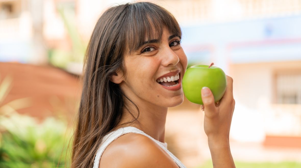 Ένα μήλο την ημέρα τον γιατρό τον κάνει πέρα: Ισχύει τελικά;