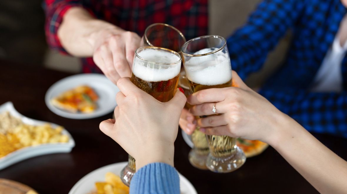Ο σωστός τρόπος σερβιρίσματος της μπίρας - από τη θερμοκρασία μέχρι το ποτήρι