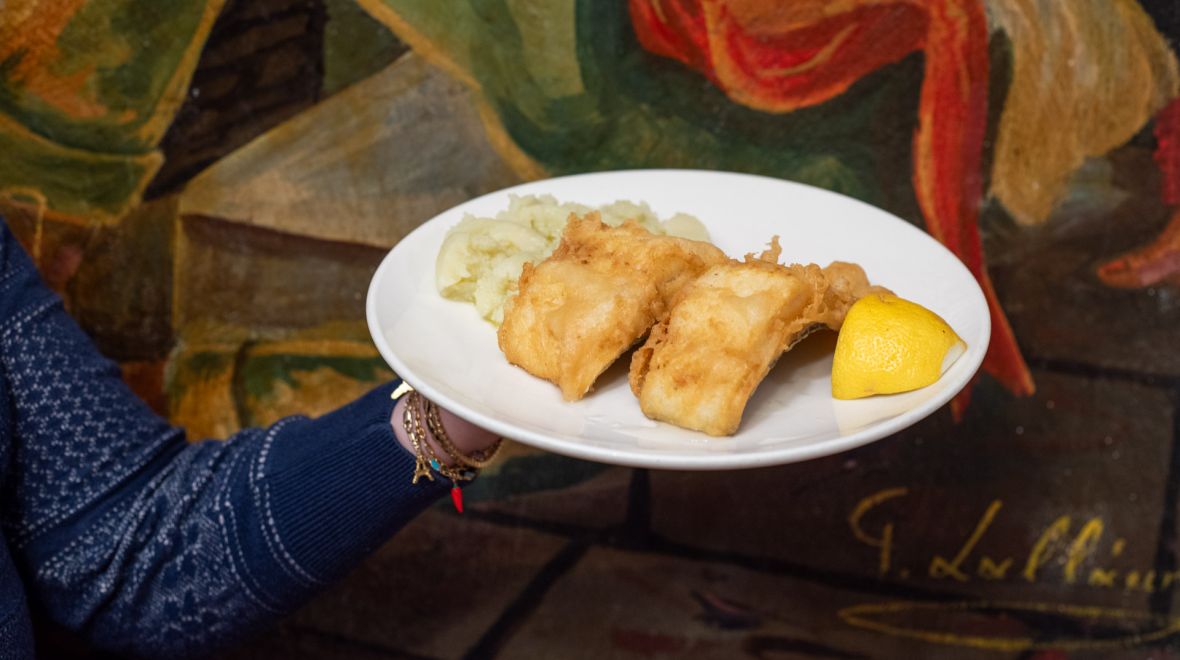 Σαΐτα: Στην ιστορική υπόγεια ταβέρνα της Πλάκας τρώμε μπακαλιάρο σκορδαλιά όλο τον χρόνο