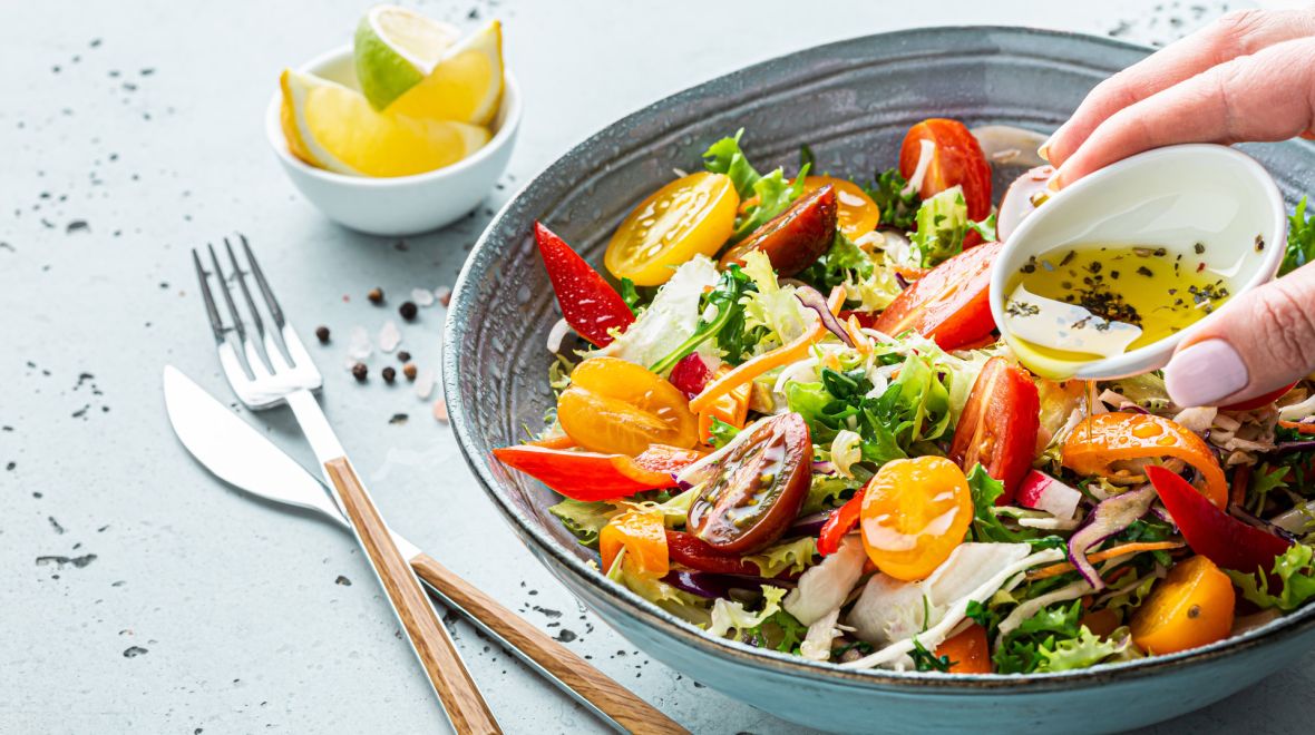 Γιατί οι σαλάτες των εστιατορίων έχουν καλύτερη γεύση και πώς να τις κάνεις εξίσου νόστιμες