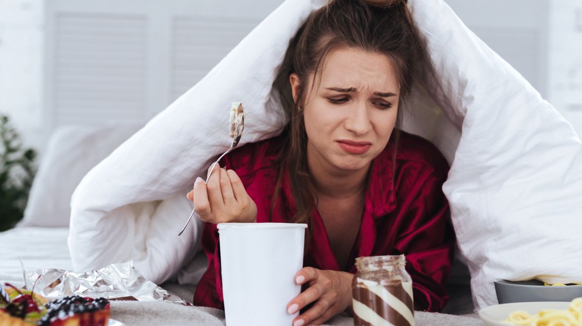 Τι λένε οι ειδικοί για τη συναισθηματική πείνα και τη διατροφή που λειτουργεί ως «καταφύγιο»