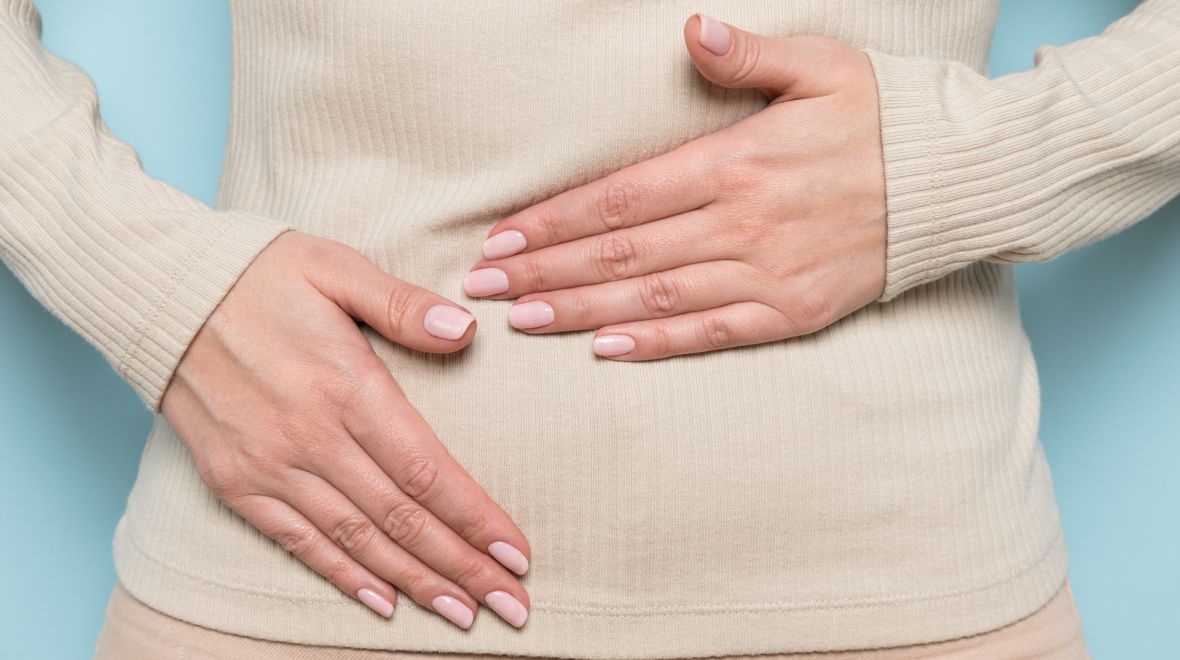 Φούσκωμα: Γαστρεντερολόγος του Χάρβαρντ εξηγεί γιατί χειροτερεύει καθώς μεγαλώνουμε