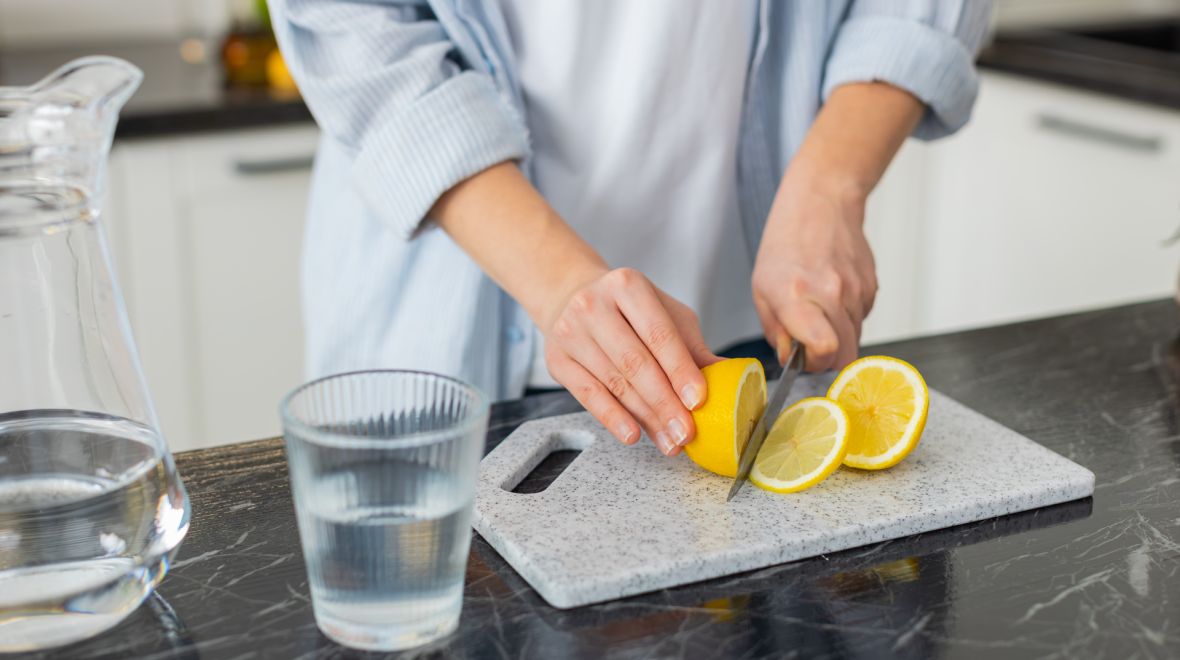 Ξέρεις τι θα γίνει αν αφήσεις μισό λεμόνι στον πάγκο της κουζίνας για όλο το βράδυ;