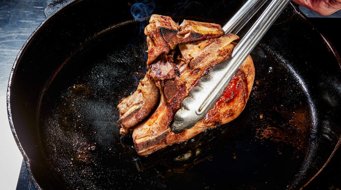 Πώς να μην πιτσιλίσεις την κουζίνα όταν ψήνεις μπριζόλες στο τηγάνι