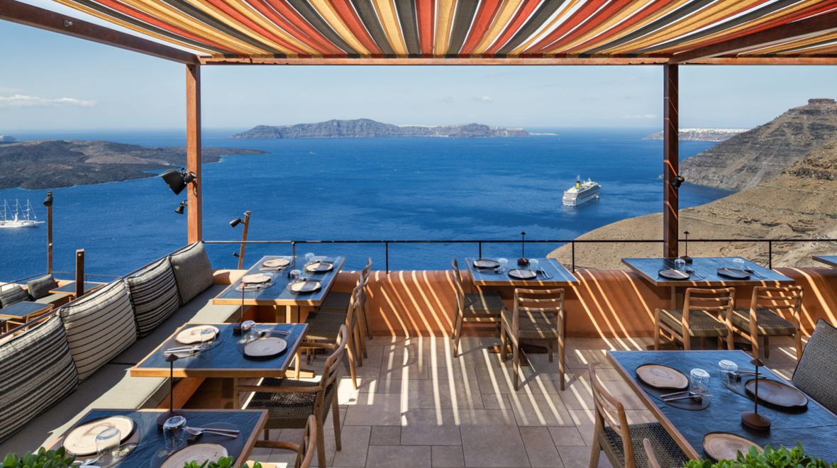 Το Rizes Gastro Taverna επιστρέφει στη Σαντορίνη