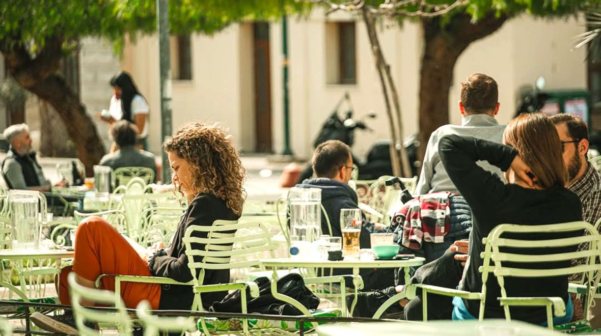 Για καφέ, φαγητό και ποτό στον ήλιο: Τα στέκια που βγάζουν τραπεζάκια έξω 