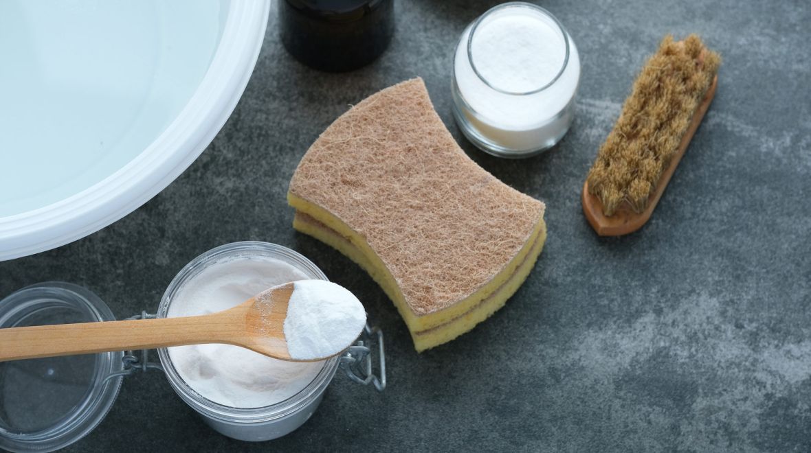 Το DIY καθαριστικό με 3 υλικά που έχεις στην κουζίνα και καθαρίζει λίπη και βρωμιά