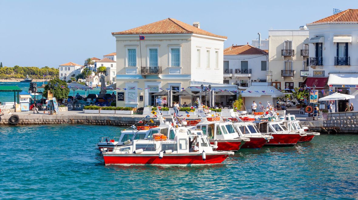 Σαββατοκύριακο στις Σπέτσες: Τι να κάνεις, πού να φας και ποιες παραλίες να επισκεφτείς