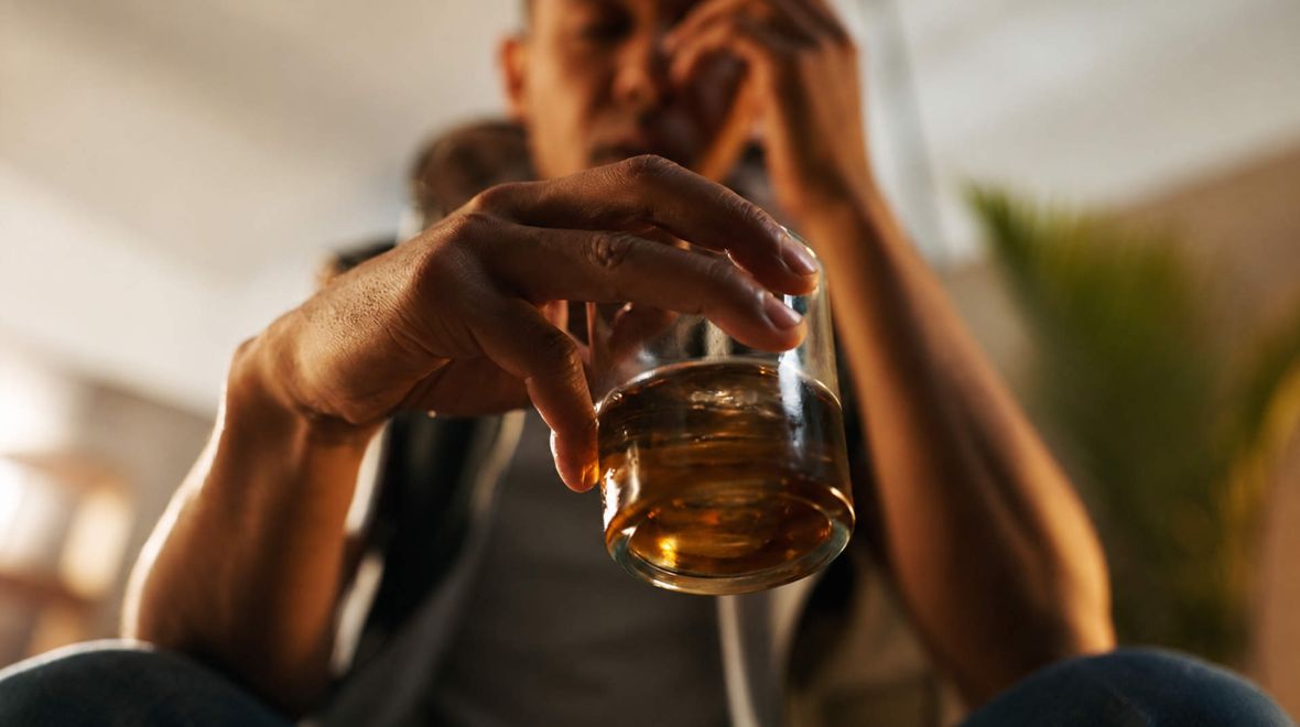 Νέα μελέτη: Το αλκοόλ συνδέεται με 20 σοβαρά προβλήματα υγείας