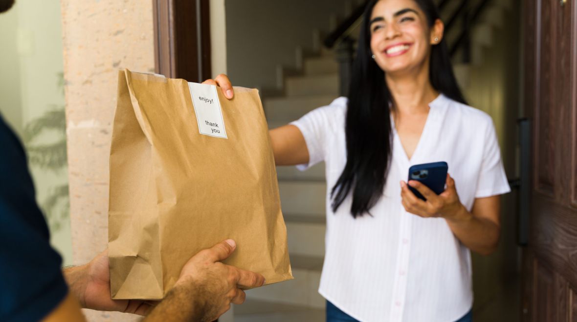 Γιατί η Gen Z παραγγέλνει αντί να μαγειρεύει; Η απάντηση ίσως βρίσκεται στο σχολείο