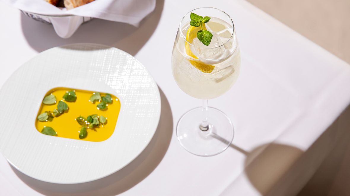 Meet Me at Milos: Καλοκαίρι στο Milos