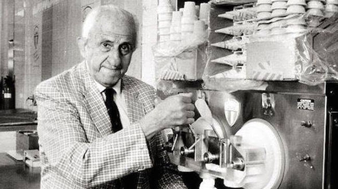 Tom Carvel: Η ιστορία του Έλληνα που άλλαξε για πάντα το παγωτό