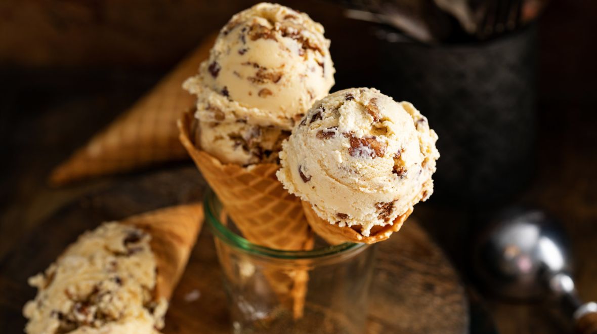 Toasted ice cream: Η νέα τάση που ψήνει τα υλικά πριν τα κάνει παγωτό