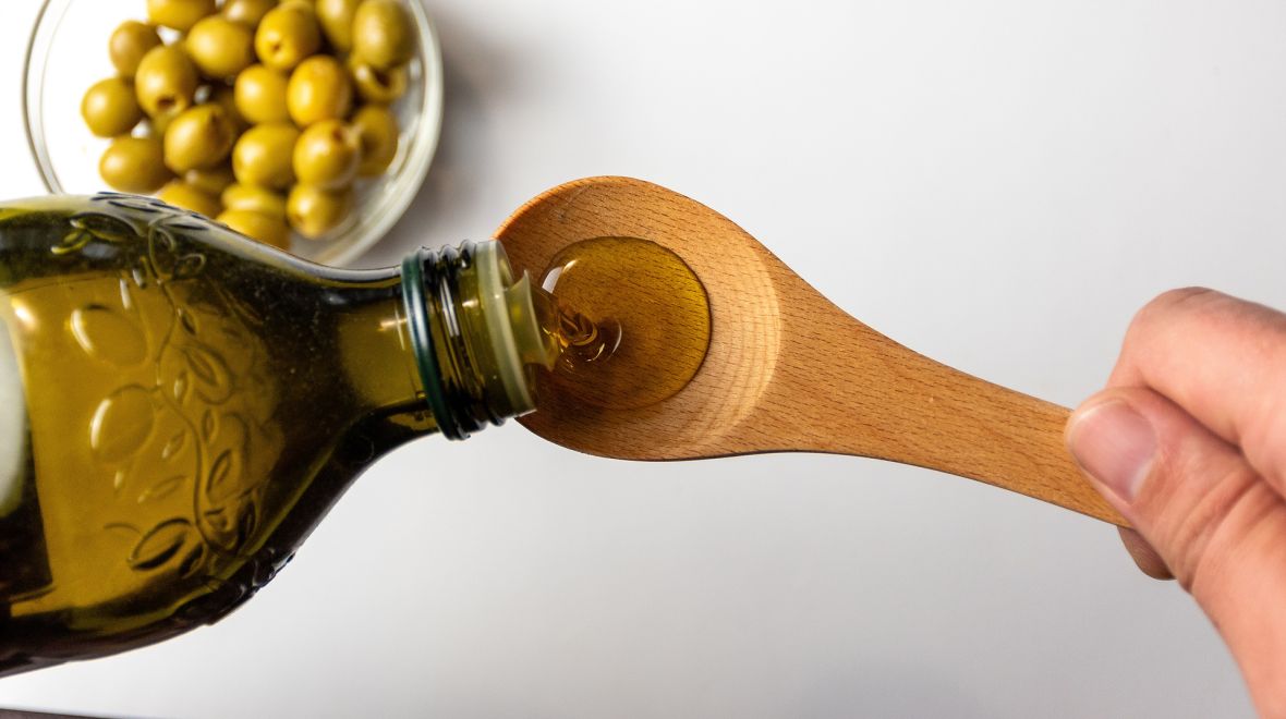 Μια κουταλιά ελαιόλαδο στο στόμα κάθε πρωί; Τι είναι το oil pulling 