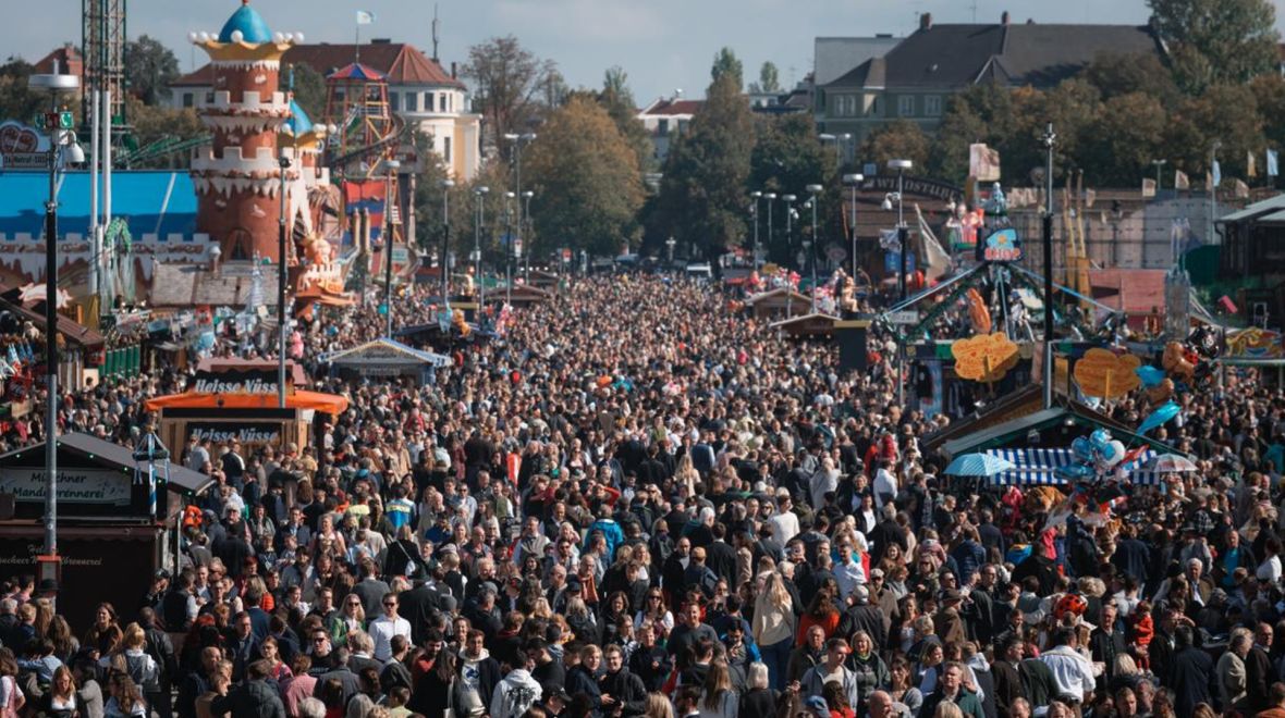 Oktoberfest 2026: Πότε ξεκινά και πόσο κοστίζει η μπίρα στο μεγαλύτερο φεστιβάλ του κόσμου