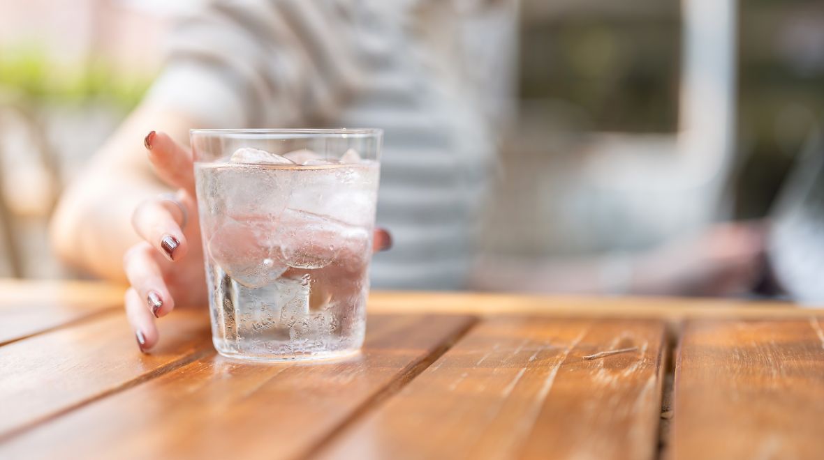 Γιατί πρέπει να πίνεις δροσερό και όχι παγωμένο νερό σύμφωνα με τους ειδικούς
