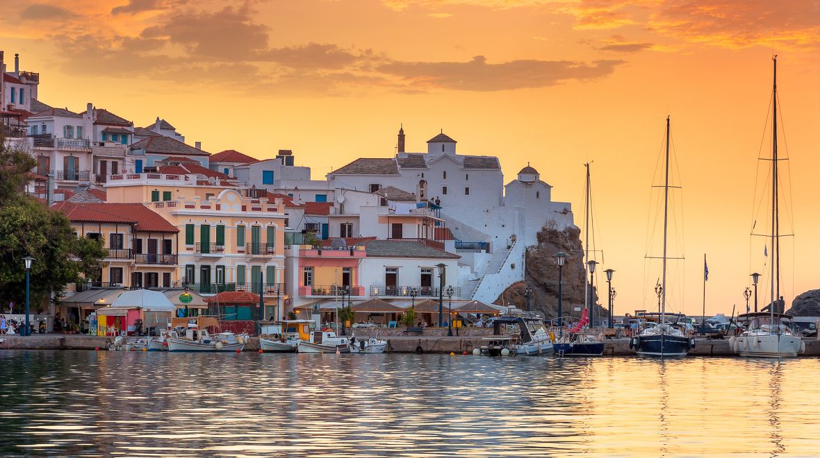 Σκόπελος: 10 must γεύσεις και 10 μέρη για να τις δοκιμάσεις