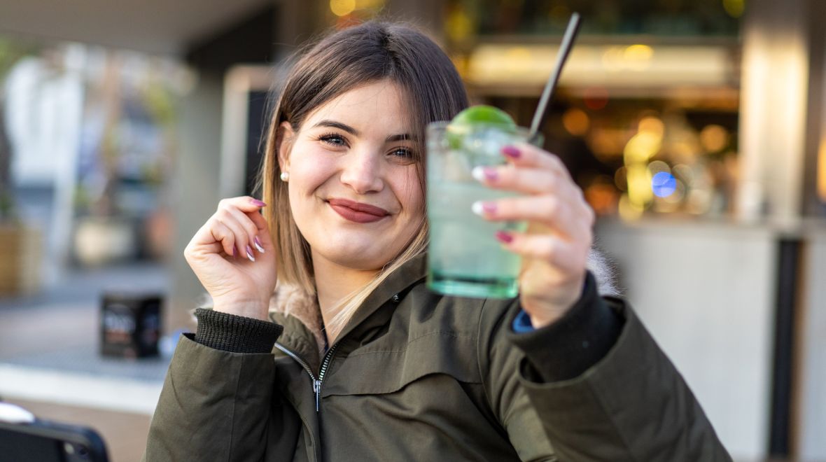 Gen Z: Γιατί γυρίζει την πλάτη στο αλκοόλ; Η μόδα των «χωρίς» ή με λίγο αλκοόλ