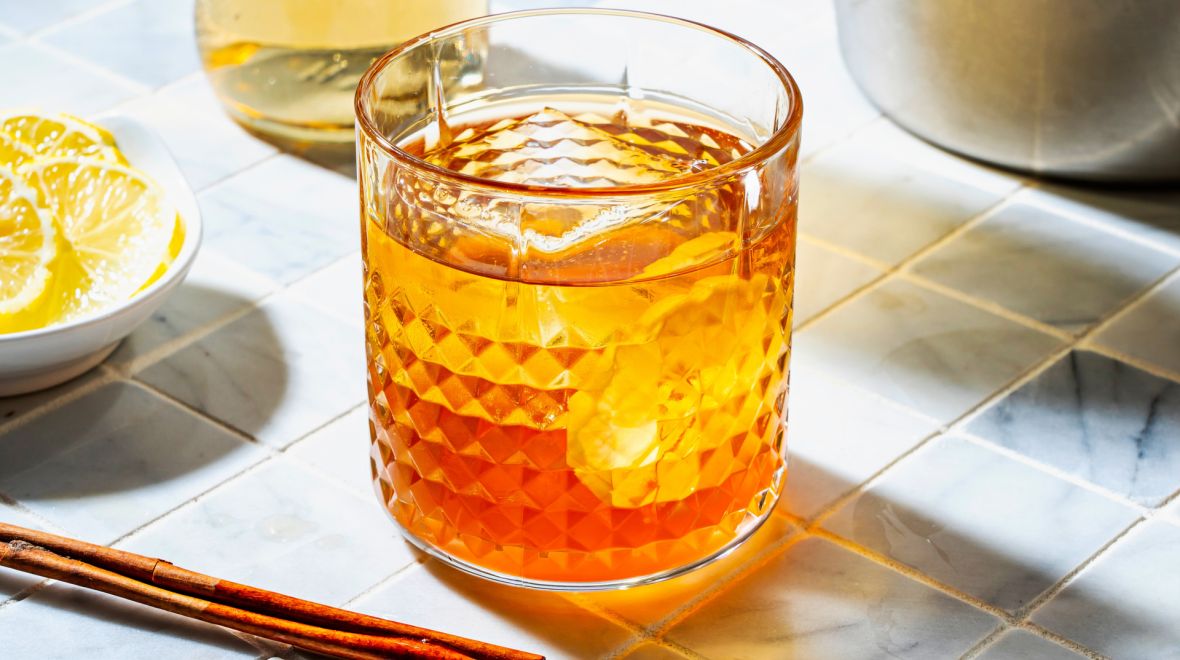 Old Fashioned με πικάντικο σιρόπι μήλου
