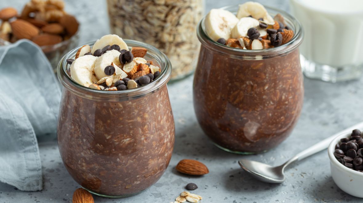 Overnight oats: Πώς να τα κάνεις πιο νόστιμα, κρεμώδη και σωστά δεμένα