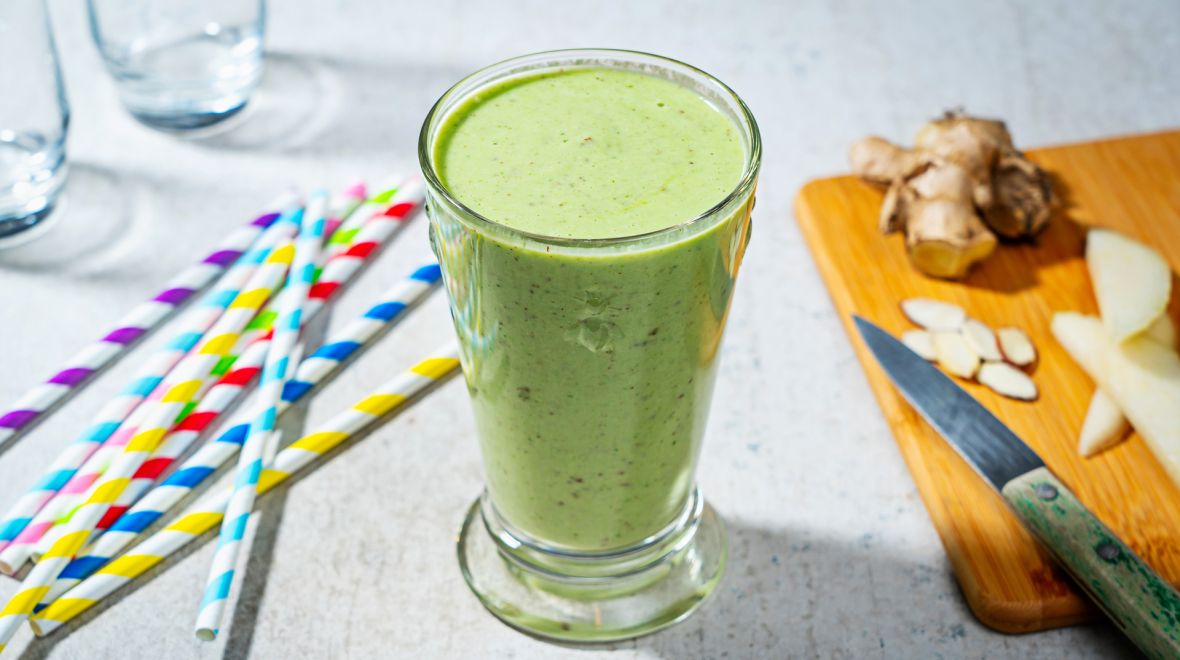 Πράσινο smoothie με γιαούρτι, αχλάδι, σπανάκι και τζίντζερ