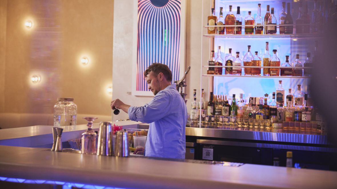 Speakeasy bars στα αεροδρόμια: Τα κρυφά μπαρ που κάνουν την αναμονή εμπειρία