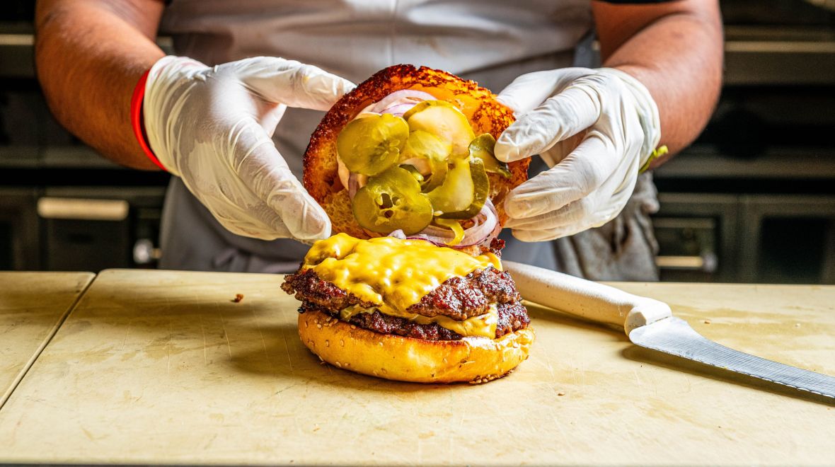 Πότε έγινε τόσο ακριβό το burger; Η νέα πραγματικότητα του αγαπημένου street food