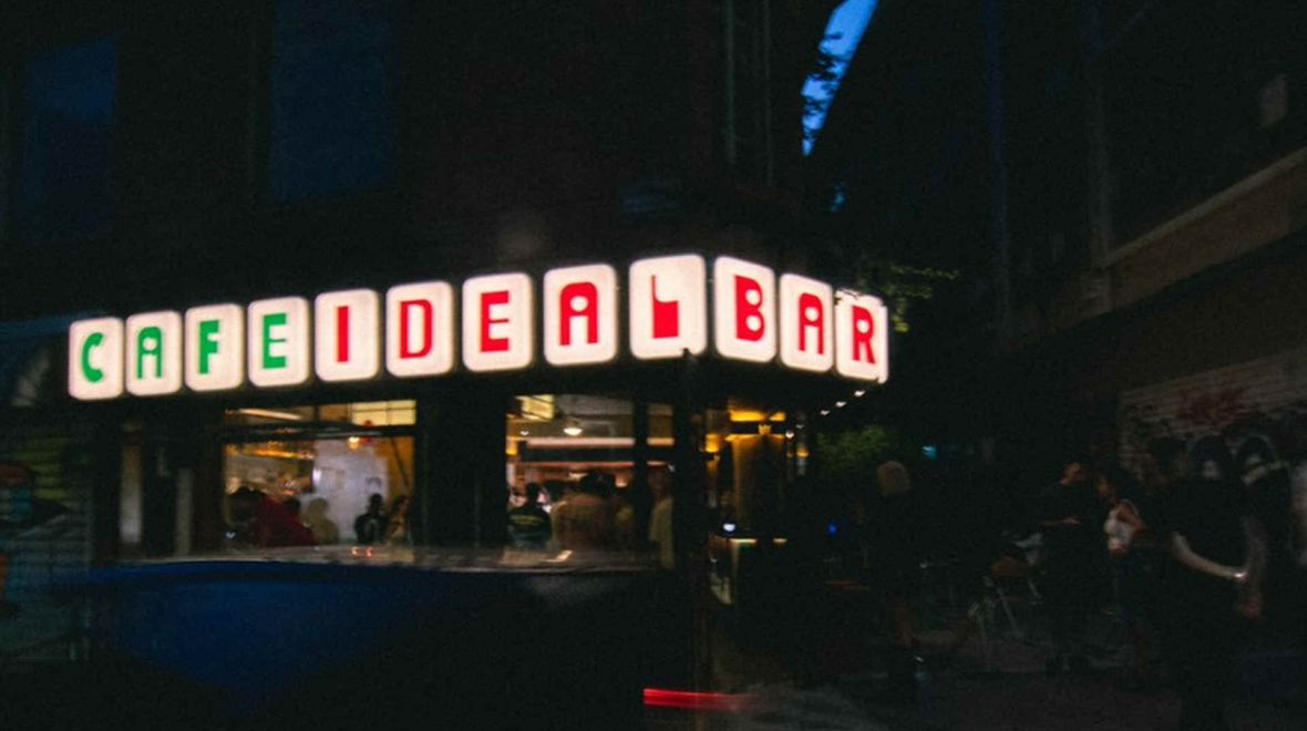 Bar ideal: Ποιο μπαρ κάνει τόσο χαμό στα Εξάρχεια