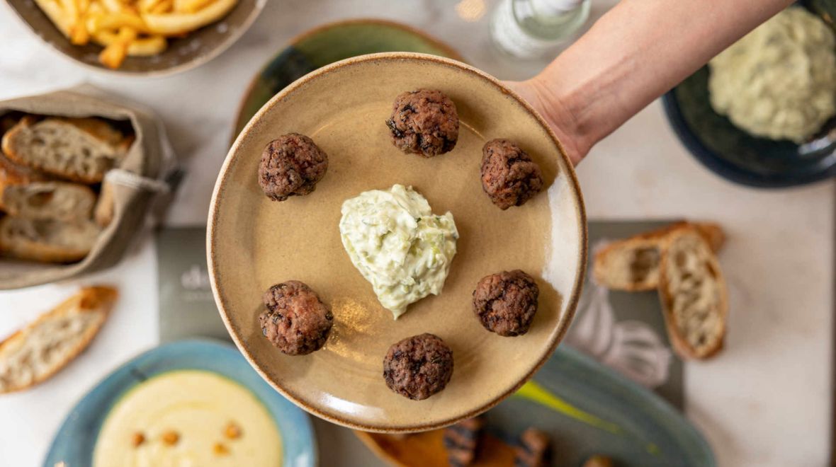 Dopios: Δοκιμάσαμε το μενού στο νέο μεζεδοπωλείο του Χριστόφορου Πέσκια στη Γλυφάδα