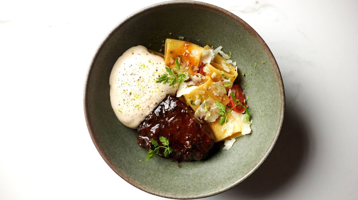 Nonnas: Στο νέο εστιατόριο της Πλάκας για παστίτσιο με ζυμαρικά paccheri και μοσχαρίσια μάγουλα