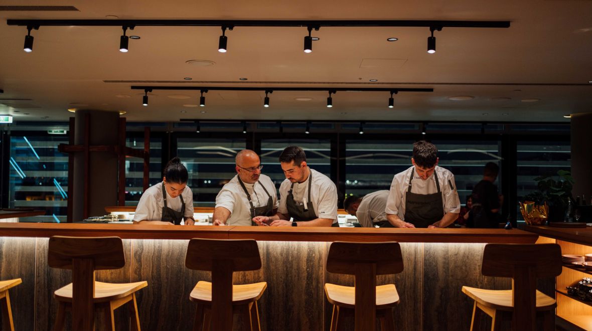 Amphibian: Πώς είναι να τρως στο πιο πολυσυζητημένο εστιατόριο της Αθήνας; 