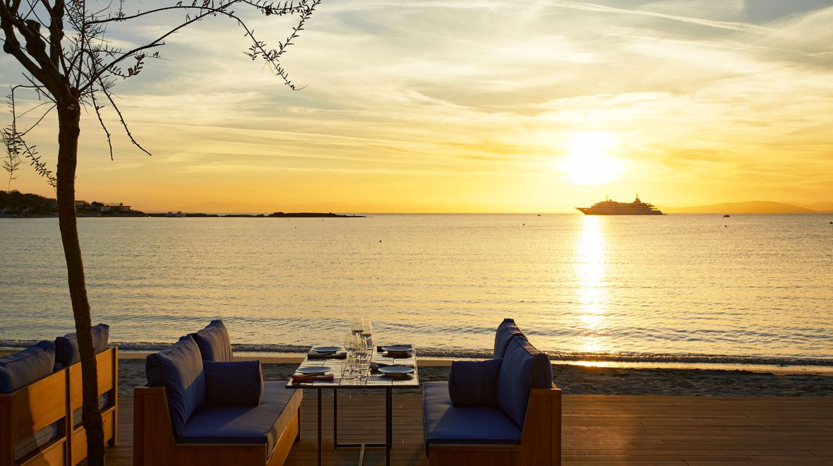 Bungalow 7: Ο Ντίνος Φωτεινάκης σερβίρει το καλοκαίρι στα Αστέρια Γλυφάδας