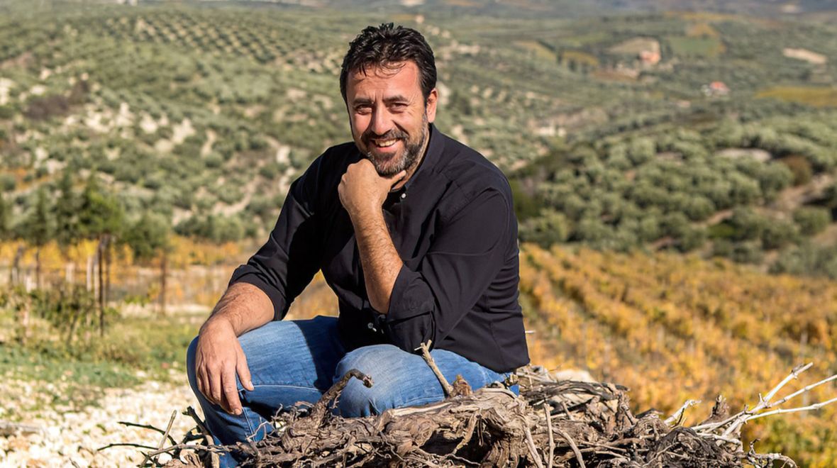 Ποιος είναι ο Νίκος Δουλουφάκης και τι σχέση έχει με το κρητικό κρασί