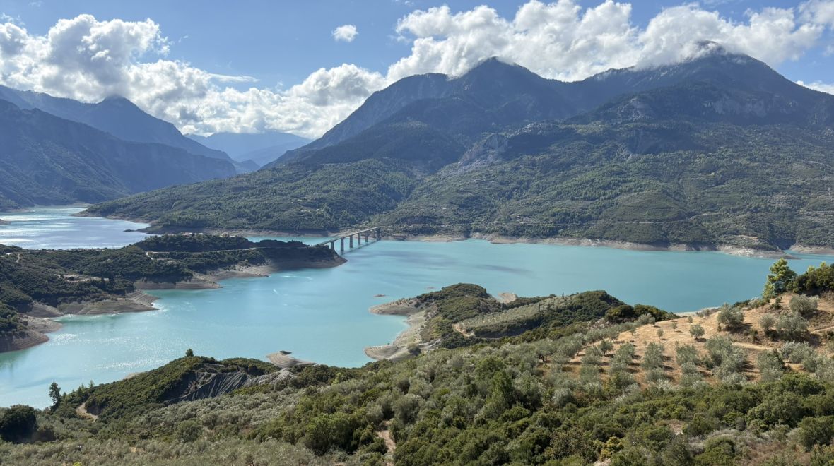 Λίμνη Κρεμαστών: Ένα τριήμερο στα Άγραφα με βαρκάδες, τσίπουρο και αυθεντικές γεύσεις