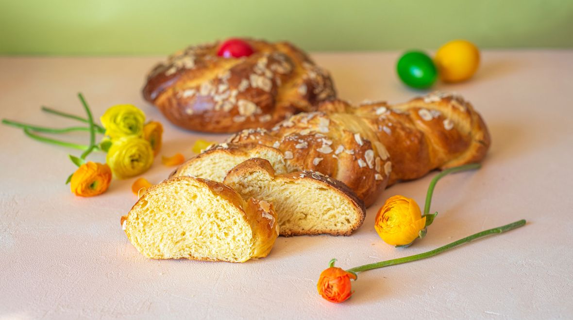 Greek Easter sweet bread (tsoureki)