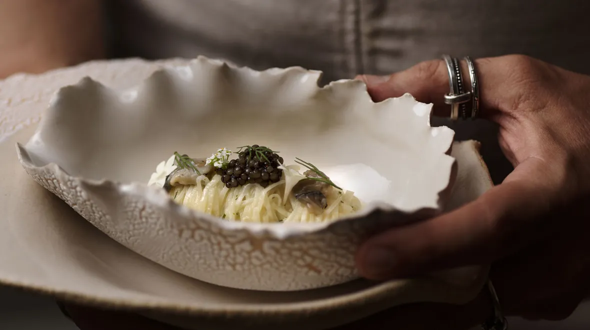 Ταλιατέλες από kohlrabi σε σάλτσα ρετσίνας με στρείδια, άνηθο και χαβιάρι - Φωτογραφία | Dimitris Poupalos