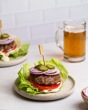 Burger σε φύλλα μαρουλιού 