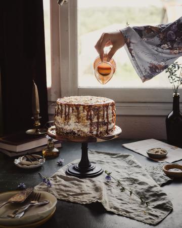 Carrot cake με βουτυρόκρεμα και αλατισμένη καραμέλα Carrot cake με αλατισμένη καραμέλα