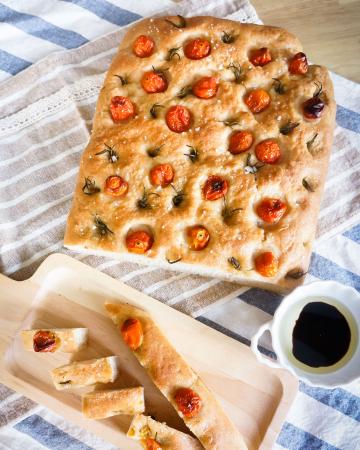 Η πιο εύκολη συνταγή για focaccia, το ψωμί των Ιταλών Ιταλική φοκάτσια