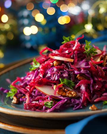 Κόκκινη γιορτινή λαχανοσαλάτα με dressing πετιμέζι Γιορτινή λαχανοσαλάτα