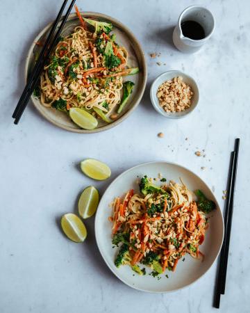 Τραγανή σαλάτα με noodles και dressing με ταχίνι και miso Σαλάτα με noodles